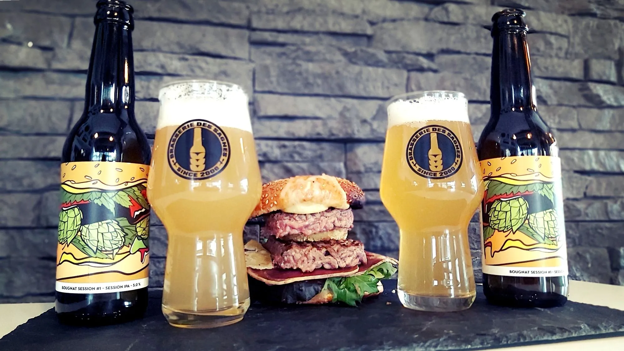 Ardoise avec 2 bière et un Burger double steak