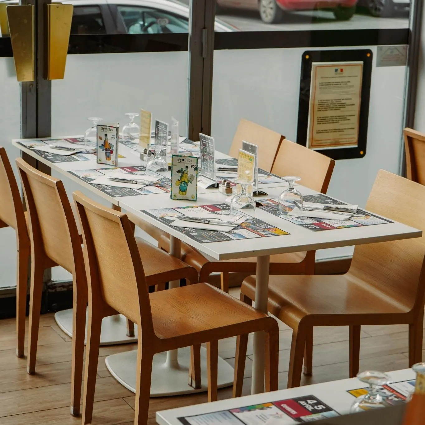 Table dans le restaurant Bougnat Burger