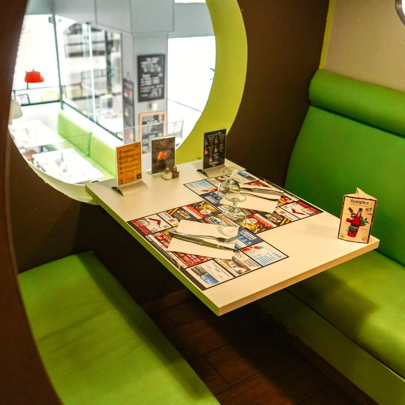 Table dans le restaurant Bougnat Burger